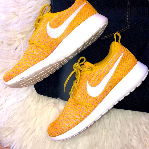 Like new...Nike FlyKnit Roshe Run Shoes. Sz 7 - Picture 1 of 11